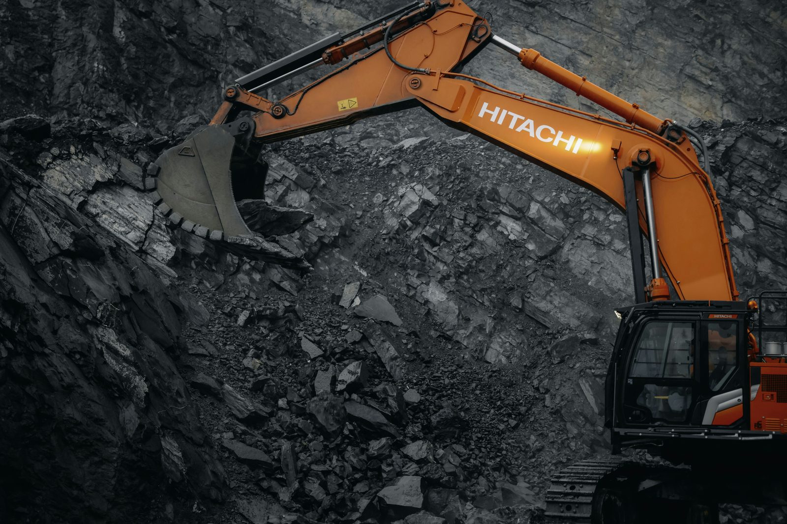 Экскаватор Hitachi в карьере